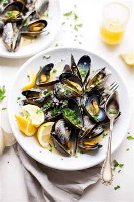  Moules Marinières: A Symphony of Briny Delight and Buttery Indulgence!