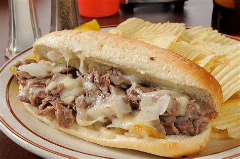  Philly Cheesesteak:  Bu enfes sandviç, eriyen peynirlerle birleşerek lezzet patlaması yaratıyor!