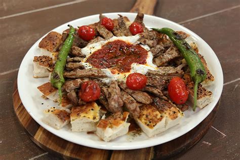  Iskender Kebap: Lezzetli Et ve Yoğurtlu Bir Sos Şöleni!