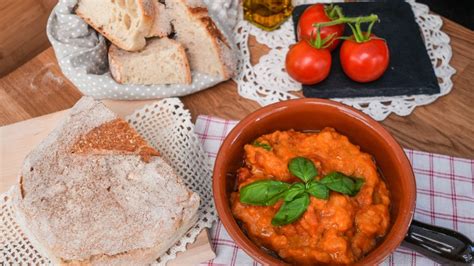  Pappa al Pomodoro: Yoğun ve Doyurucu Bir Domates Çorbası İçin İtalya'ya Yolculuk!